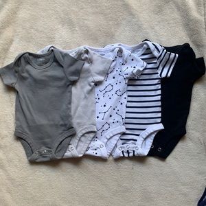 5 Hanes onesies size 0-6 months
